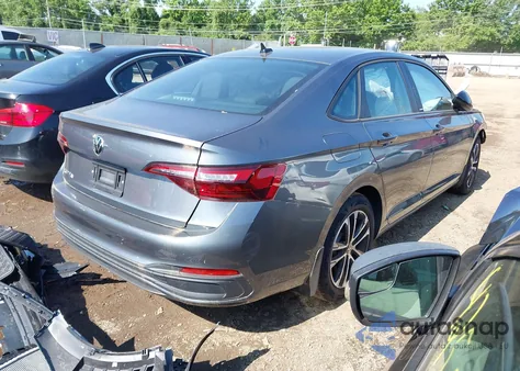 2024 Volkswagen Jetta 1.5T Sport z USA, uszkodzony, nr VIN 3VWBM7BU2RM084111